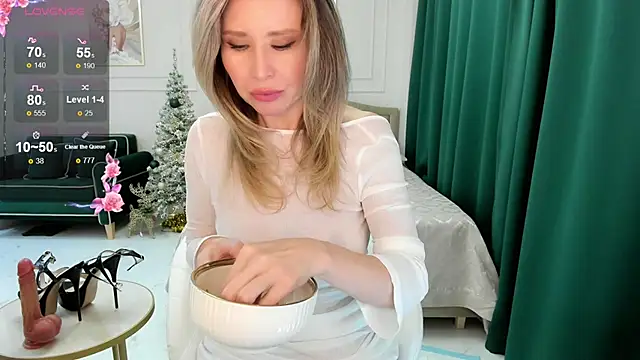 Jolie Ozolla online show from December 16, 6:14 pm