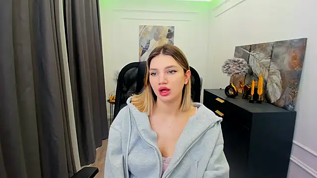 SelenaeMoore online show from April 5, 3:38 am