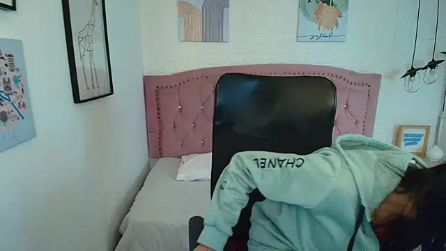 shaneelle online show from December 21, 4:17 am