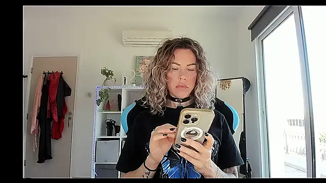 Lara Bergmann online show from February 20, 9:33 am