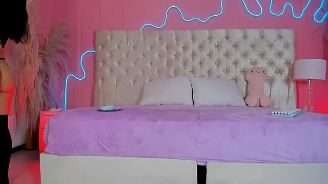 Julieta Cortes   online show from February 11, 1:45 pm