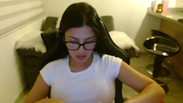 Charlotte cute18 online show from June 14, 2:46 am