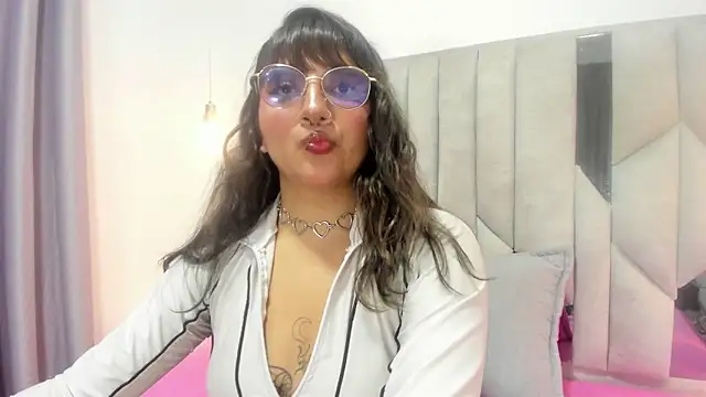 Alliccee online show from December 15, 6:35 pm