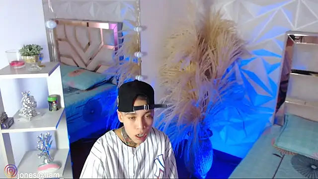 Jonesliam23 online show from March 7, 7:10 pm