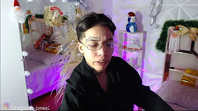Jonesliam23 online show from December 22, 9:07 pm