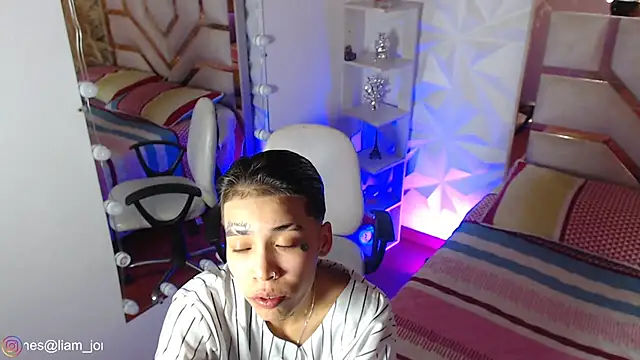 Jonesliam23 online show from April 18, 8:20 pm