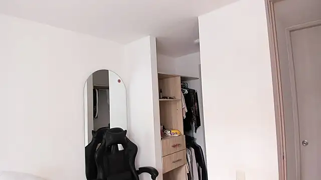 rose scottt online show from April 11, 6:00 pm