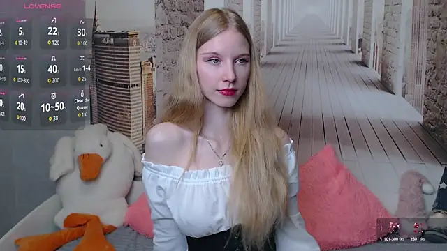 Cutieblondegirl online show from April 4, 4:39 pm