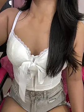 LeisyXO online show from April 17, 9:50 pm