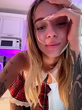 Snapshot of enjoy_my_beauty chatting on September 16, 5:59 am enjoy my beauty online show from September 16, 5:59 am