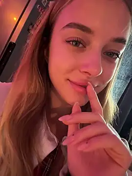 Snapshot of enjoy_my_beauty chatting on October 8, 6:07 am enjoy my beauty online show from October 8, 6:07 am