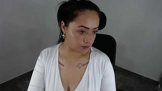 jjulietha95 online show from June 19, 1:43 am