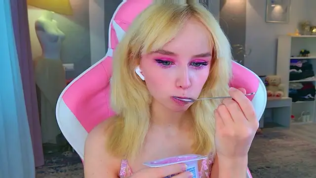 b4by LoL1 online show from February 1, 8:57 am