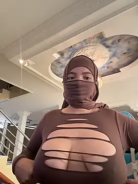 malak nanyy online show from April 4, 3:00 pm