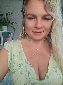 candy queeen online show from August 10, 4:49 am