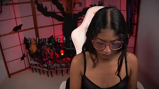 Snapshot of small_emilie chatting on October 21, 4:00 pm small emilie online show from October 21, 4:00 pm