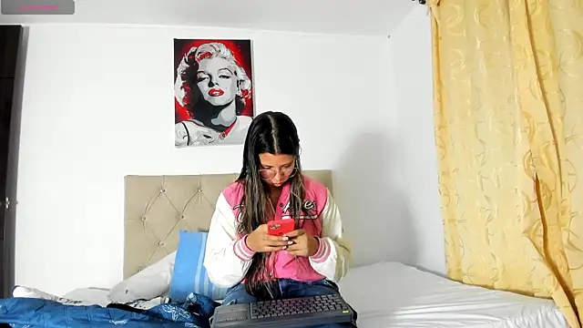 Snapshot of Vahiolet_smith chatting on September 25, 1:04 am Vahiolet smith online show from September 25, 1:04 am