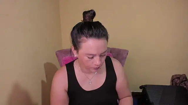 lauraguzman online show from June 5, 3:32 am
