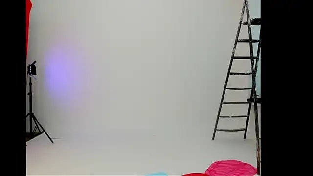 YourSuperModel online show from March 4, 12:45 pm