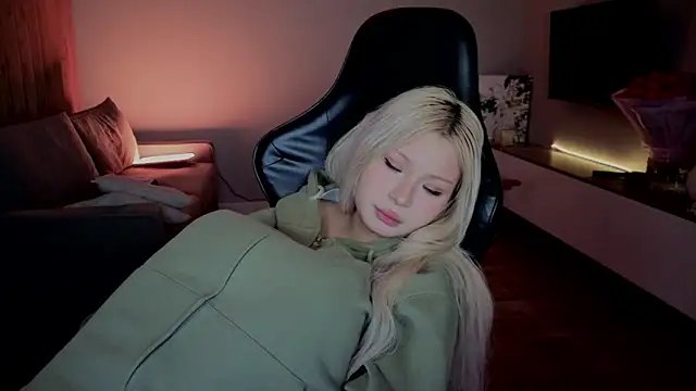 RileyMee online show from April 19, 11:43 am