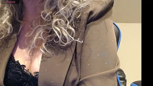 JenniLowen online show from February 4, 9:45 am