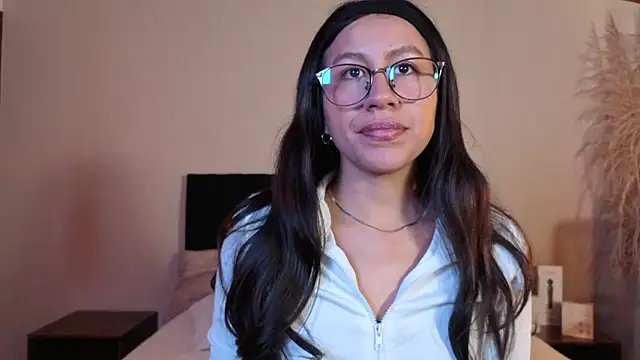 EmiGomez  online show from April 11, 1:04 pm