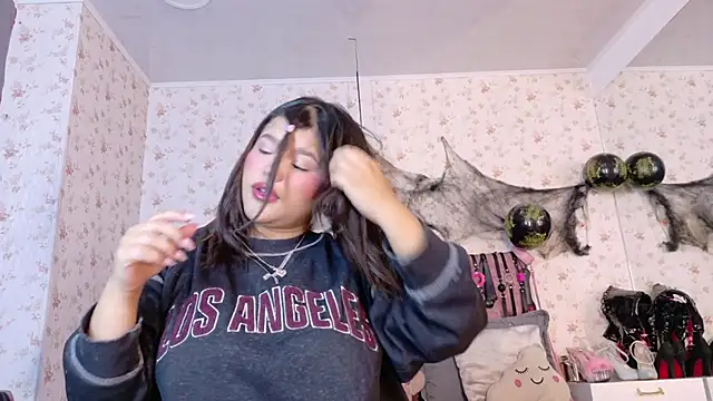 AvrillThomas online show from October 23, 4:13 pm