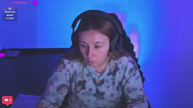 bonnie moon  online show from March 18, 7:19 pm