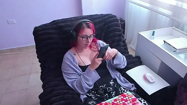 bonnie moon  online show from October 8, 6:23 pm