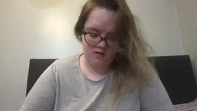 honeyyy24 online show from December 18, 9:30 pm