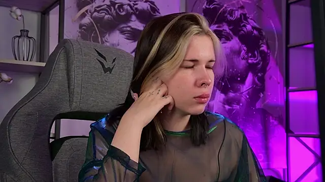 AliceSunday online show from October 21, 2:15 am