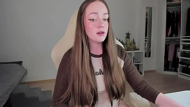 WalkingGirl online show from March 26, 5:58 pm