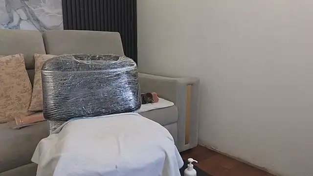 anellejones online show from April 17, 9:50 pm