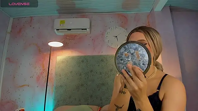 JESSI NAOMI online show from December 19, 11:08 pm