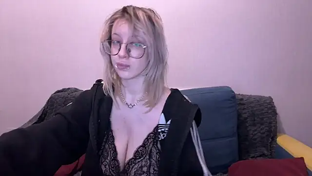 moundliicht1 online show from October 31, 8:24 pm