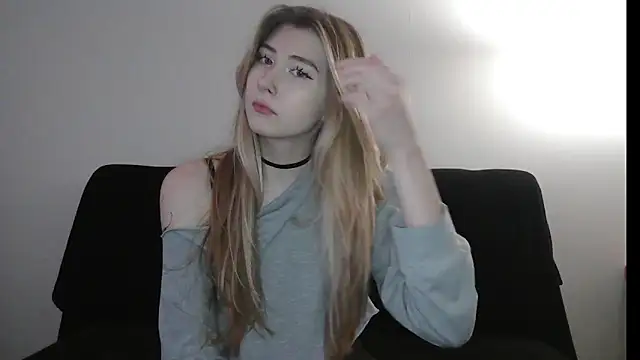 ErikaShyy online show from December 15, 12:43 pm