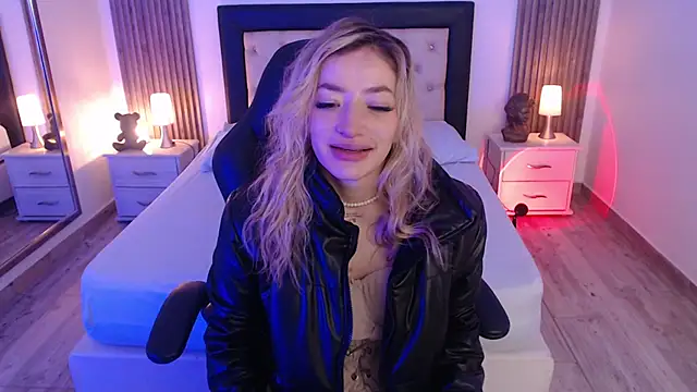 Snapshot of zoe_jones13 chatting on October 7, 3:33 am zoe jones13 online show from October 7, 3:33 am