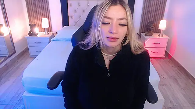 Snapshot of zoe_jones13 chatting on October 21, 3:21 am zoe jones13 online show from October 21, 3:21 am