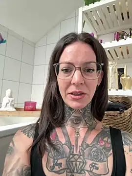 BrownieyQueen online show from August 3, 7:12 am