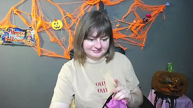 ZannaDreil online show from November 4, 7:30 pm