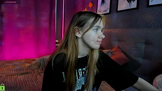 Snapshot of Lesi_Moonie01 chatting on October 23, 8:20 am Lesi Moonie01 online show from October 23, 8:20 am
