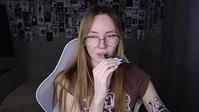 littlevildevil online show from June 13, 8:23 am