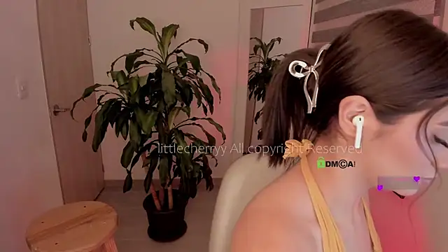 Snapshot of _littlecherryy_ chatting on October 26, 2:29 am  littlecherryy  online show from October 26, 2:29 am