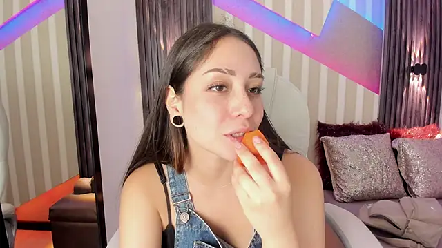 Snapshot of emily_layton chatting on September 16, 2:47 pm emily layton online show from September 16, 2:47 pm