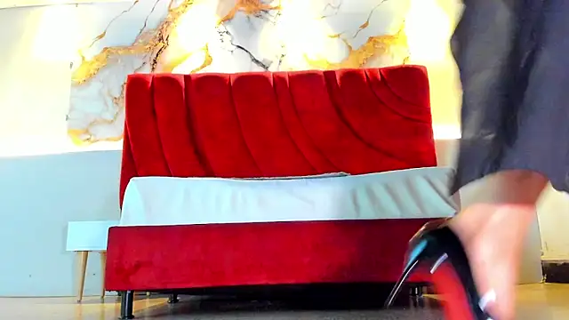 MAISE HILL1 online show from November 6, 1:39 pm