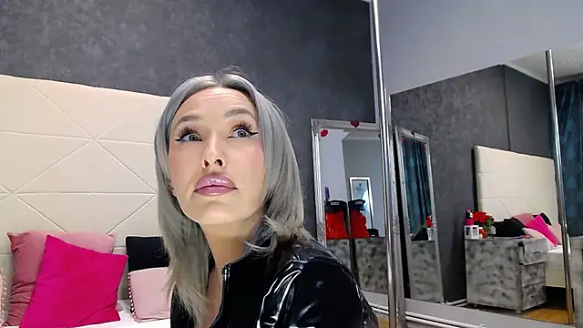 IssaSmith online show from March 28, 12:48 pm