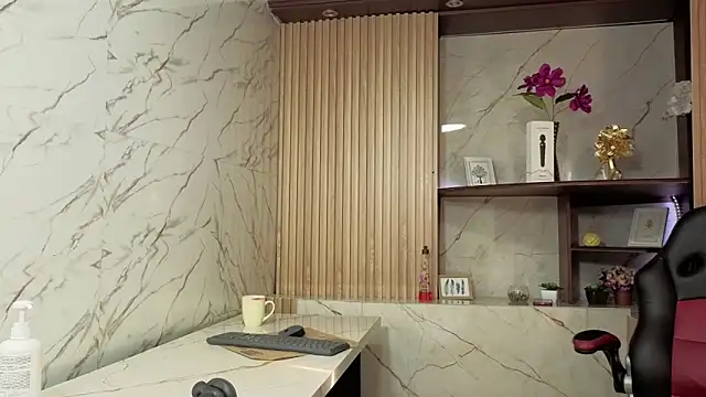 MirandaRossi online show from April 18, 1:24 pm