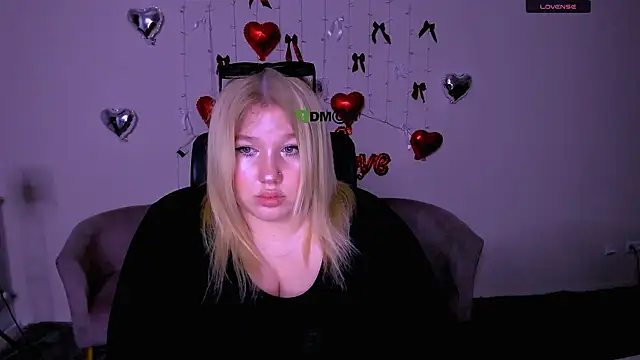 juli kisss online show from February 14, 2:30 pm