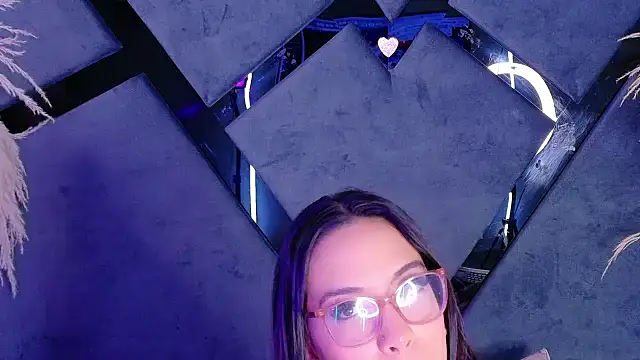 KylieWhite online show from October 7, 3:05 pm