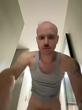 cloudy bro online show from October 26, 7:04 am